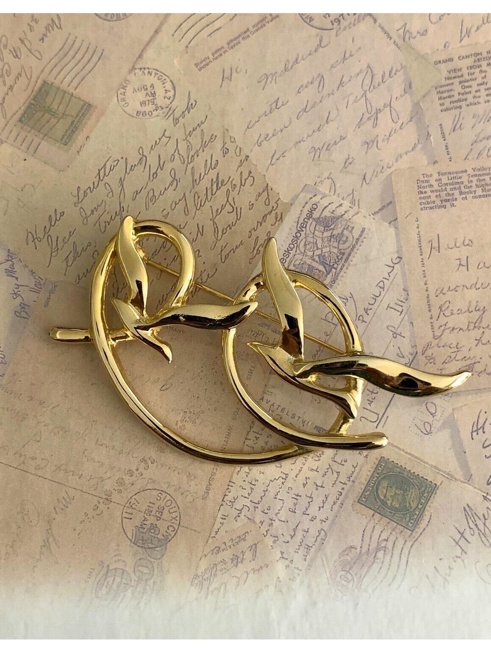 Vintage Elegant Gold-Tone Flying Birds Brooch Pin - Classic Chic Accessory
